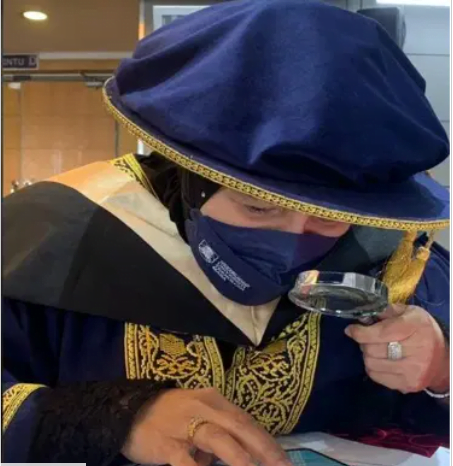 Walau Hanya Ada Sebelah Mata "Ibu 7 Anak Berjaya Genggam PhD Setelah 6 Tahun Menuntu Ilmu" 2 Ibu 7 Anak Berjaya Genggam PhD Setelah 6 Tahun Menuntu Ilmu